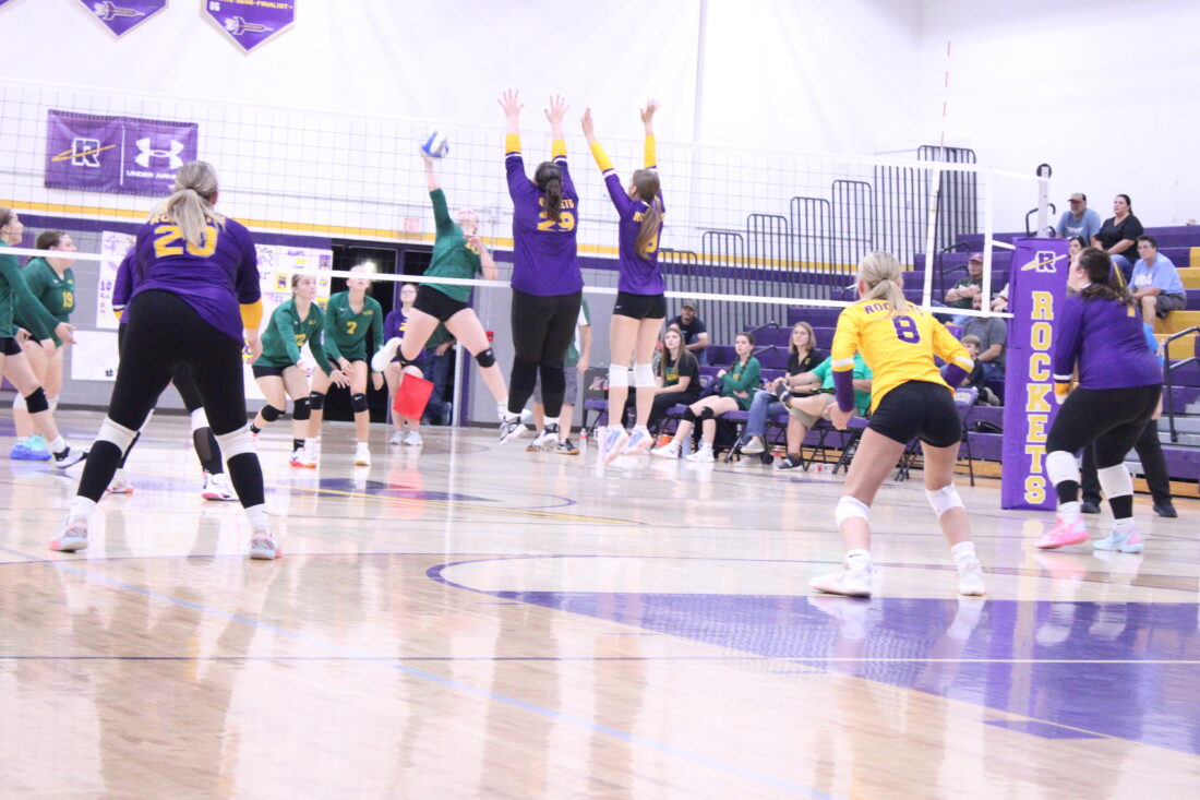 Wolves beat Rockets in four sets